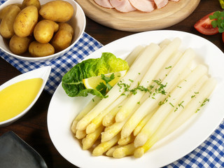 Spargel mit neuen Kartoffeln und Sauce Hollandaise