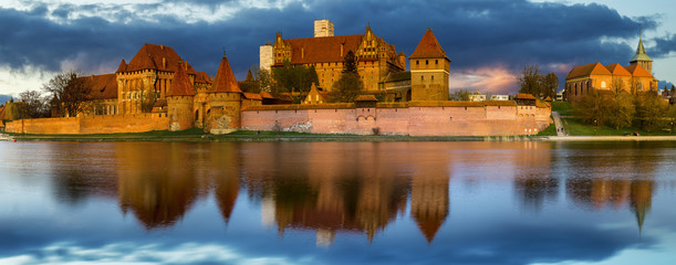 Fototapeta na wymiar Krzyżacki zamek w Malborku