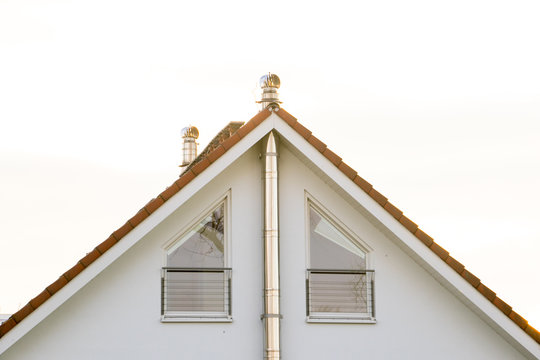 Wohnhaus mit sichtbarem Kamin Abgasrohr