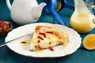 Homemade cheesecake with raisins, lemon curd and goji berries