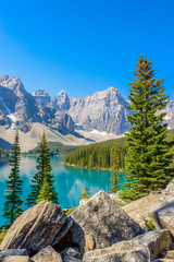 Naklejka premium Majestic mountain lake in Canada.