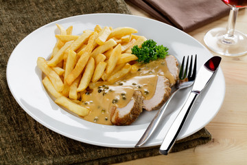 Schweinefiletbraten mit Pfeffersauce, Pommes frites 