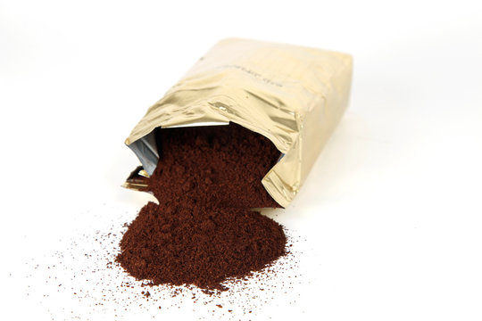 Eine offene Packung Kaffee