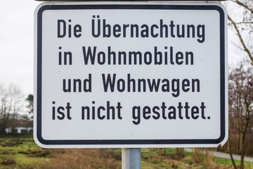 Fototapeta premium Übernachtungsverbot Wohnwagen Wohnmobile Schild 