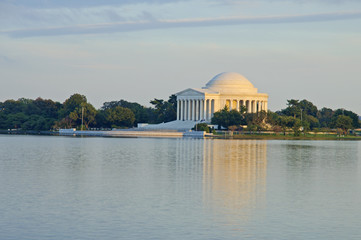 Obraz premium Jefferson Memorial i refleksja na temat basenu pływowego o zachodzie słońca w Waszyngtonie, Stany Zjednoczone Ameryki