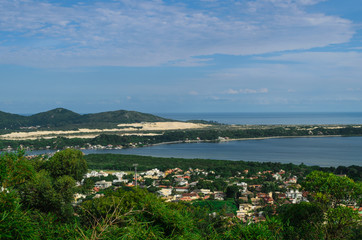 vista da Lagoa da Conceição e dunas da praia da Joaquina em Florianópolis, Brasil