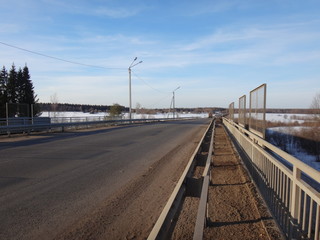 Fototapeta premium Трасса солнечным днем ранней весной