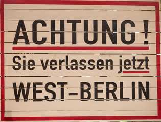 historisches Schild der Sektorengrenze in Berlin - obrazy, fototapety, plakaty