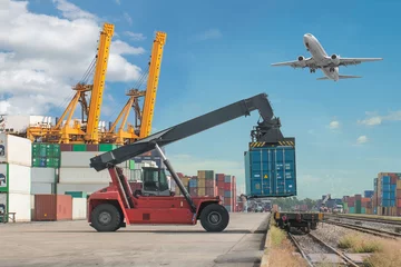 Photo sur Plexiglas Porte forklift handling container box loading to freight train
