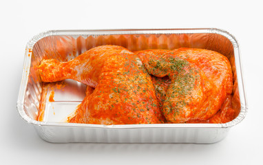 Brathähnchen in einer Aluschale