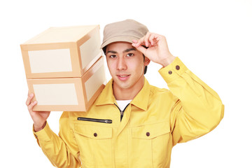 荷物を運ぶ笑顔の宅配人
