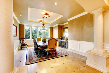 Elegant dinning room with two large collums.