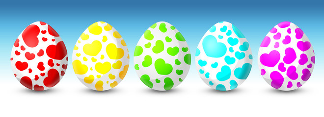 Ostereier mit Herzmuster mit Himmel als Hintergrund