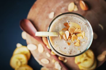 Photo sur Plexiglas Milk-shake Fruit banana smoothies with milk, almond, flakes