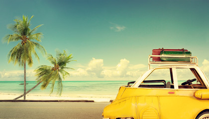 Fototapety  Cel podróży: zabytkowy klasyczny samochód zaparkowany w pobliżu plaży z torbami na dachu - podróż poślubna latem