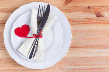 Herz auf dem Teller mit Messer und Gabel