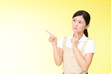 不安そうな表情の女性