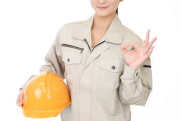 ヘルメットを持つ女性労働者