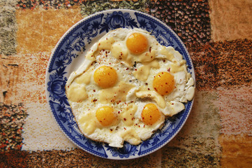 Яичница на тарелке