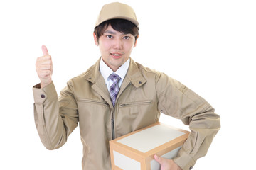 荷物を運ぶ笑顔の宅配人