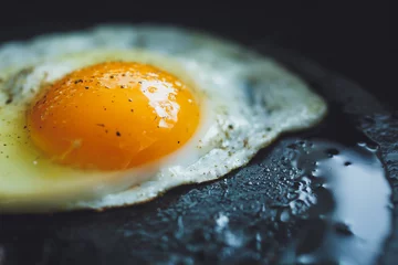 Fotobehang Spiegeleieren gebakken ei op de pan