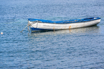  barque bleue sur l'eau 