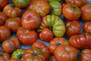 Manav tezgahinda domatesler