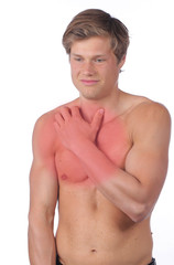 Junger Mann mit Brustschmerzen