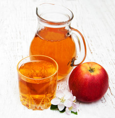 glass of apple juice