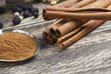 oriental indian spices curry paprika nutmeg chili kardamom kurkuma slate