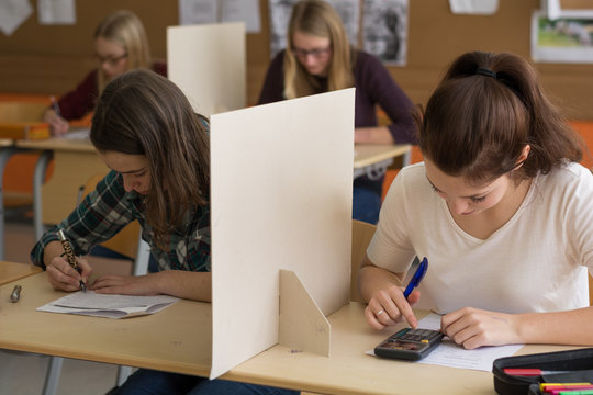 Mädchen schreiben in der Schulklasse einen Test