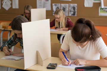 Schülerinnen bei einem Test in der Klasse