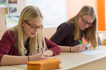 Teenager schreiben einen Test