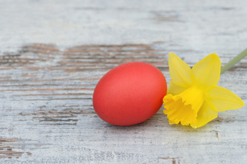 Ostereier mit Blume auf Holz