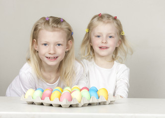 Naklejka premium little girls with Easter eggs
