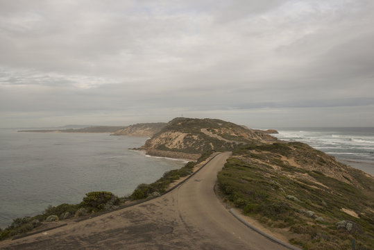 Carretera que va en el istmo de la bah&iacute;a de Melburne, Australia 