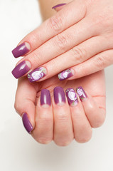 Fototapeta premium Fioletowy manicure z różami