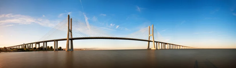 Tuinposter Prachtig panoramisch beeld van de Vasco da Gama-brug in Lissabon, Portugal © dennisvdwater