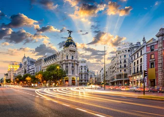 Fotobehang Centraal Europa Madrid, Spanje stadsgezicht op Calle de Alcala en Gran Via.