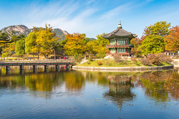 Fototapeta na wymiar Autumn of Gyeongbokgung Palace in Seoul ,Korea