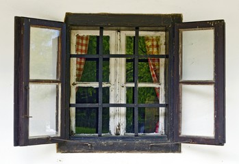 Altes Holzfenster mit Gitter