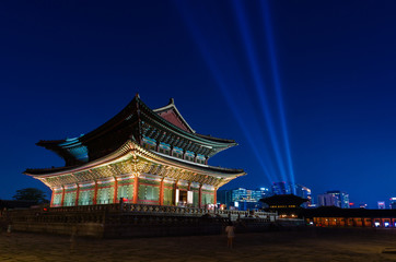Obraz premium Korea,Gyeongbokgung palace at night in Seoul, South Korea..