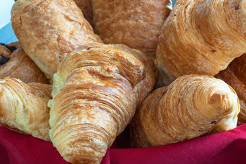 Croissants dans une corbeille 