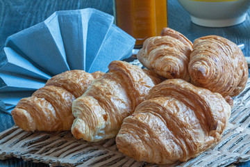 Croissants dans une corbeille pour petit déjeuner