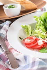 Frischer Vorspeisensalat mit Kräuterbutter und Baguette
