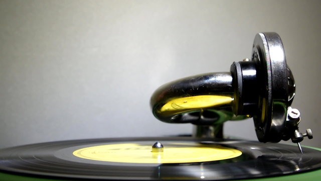 Old gramophone playing a yellow plate