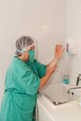 Les vétérinaires  chirurgiens opèrent  une chatte d'une ovariectomie. L'ablation chirurgicale de...