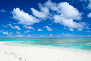 Fototapeta na wymiar White beach on desert island in Rarotonga, Cook Islands