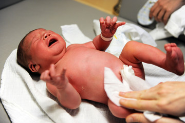 Baby schreit direkt nach der Geburt 