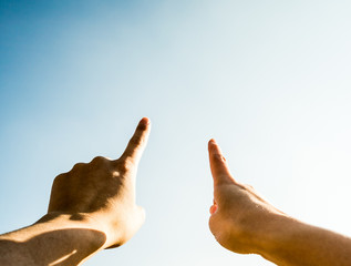 青空を指差すカップル